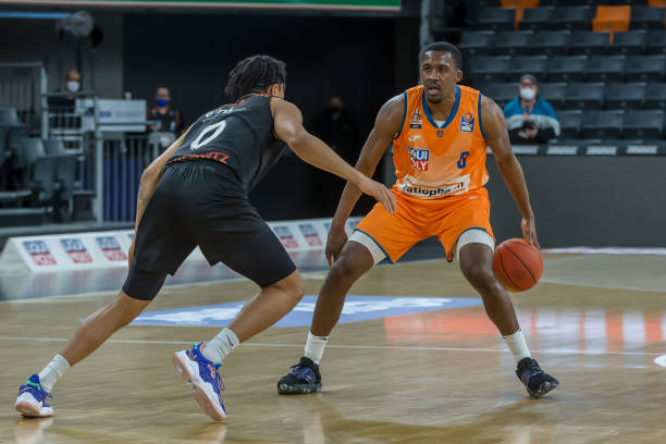 青年队的佼 青年队的佼