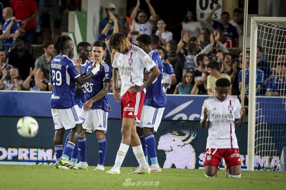 端施加了巨 端施加了巨