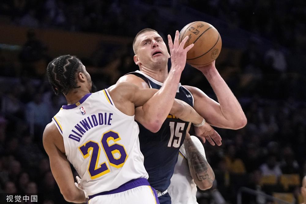 形成鲜明对 形成鲜明对